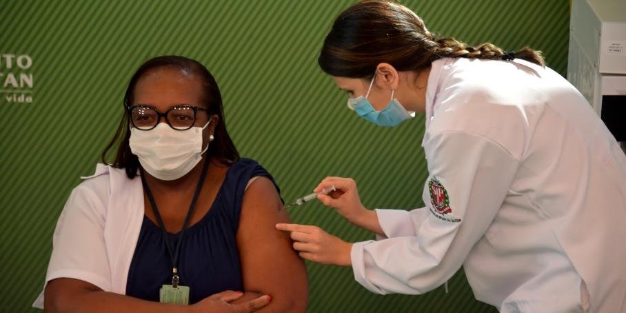 Primeira vacinada do país é enfermeira e ajuda a salvar vidas em SP